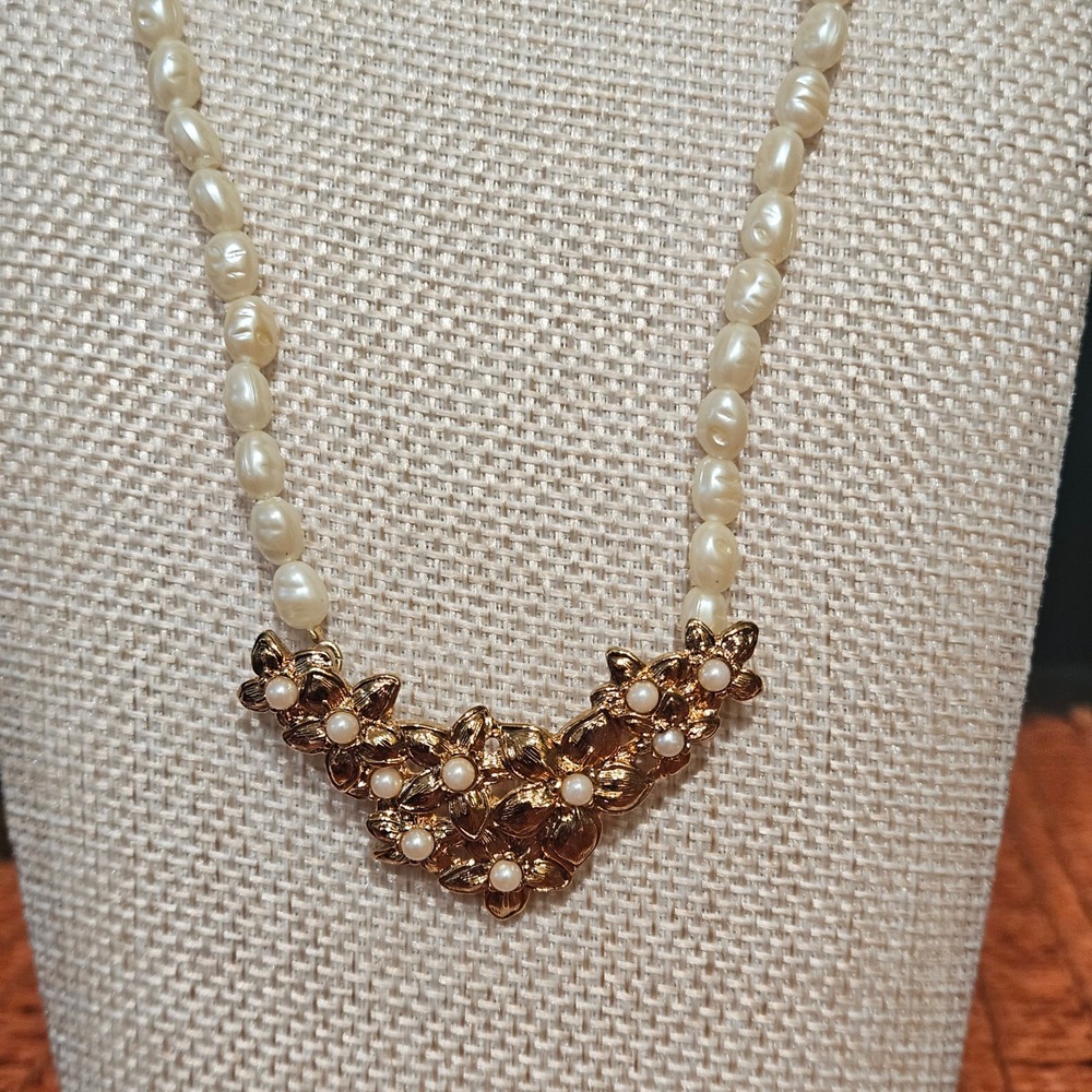 1988 Avon Golden Bouquet Necklace with Box 19"